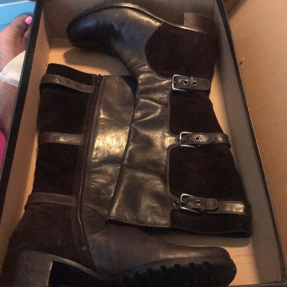 Fits 39EU/8M/8.5M Coffee suede and leather boots.